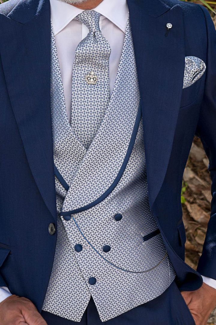 Costume homme de marié élégant bleu avec gilet croisé en soie - Ottavio  Nuccio Gala